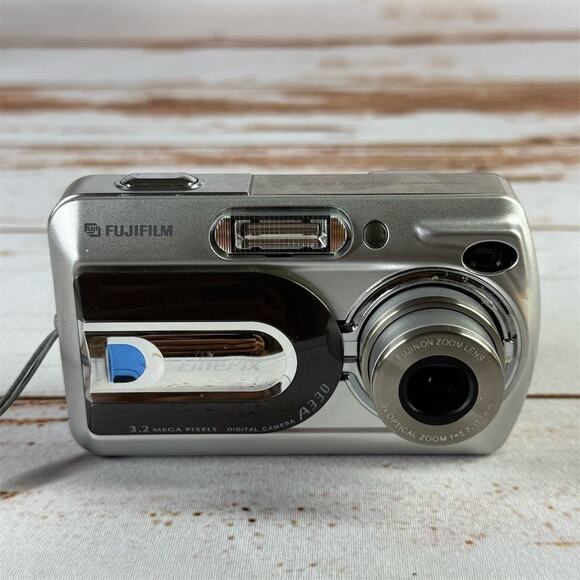 Fujifilm FinePix A330 3.2MP Compact Digital Camera Silver 3x Zoom - Picture 1 of 6